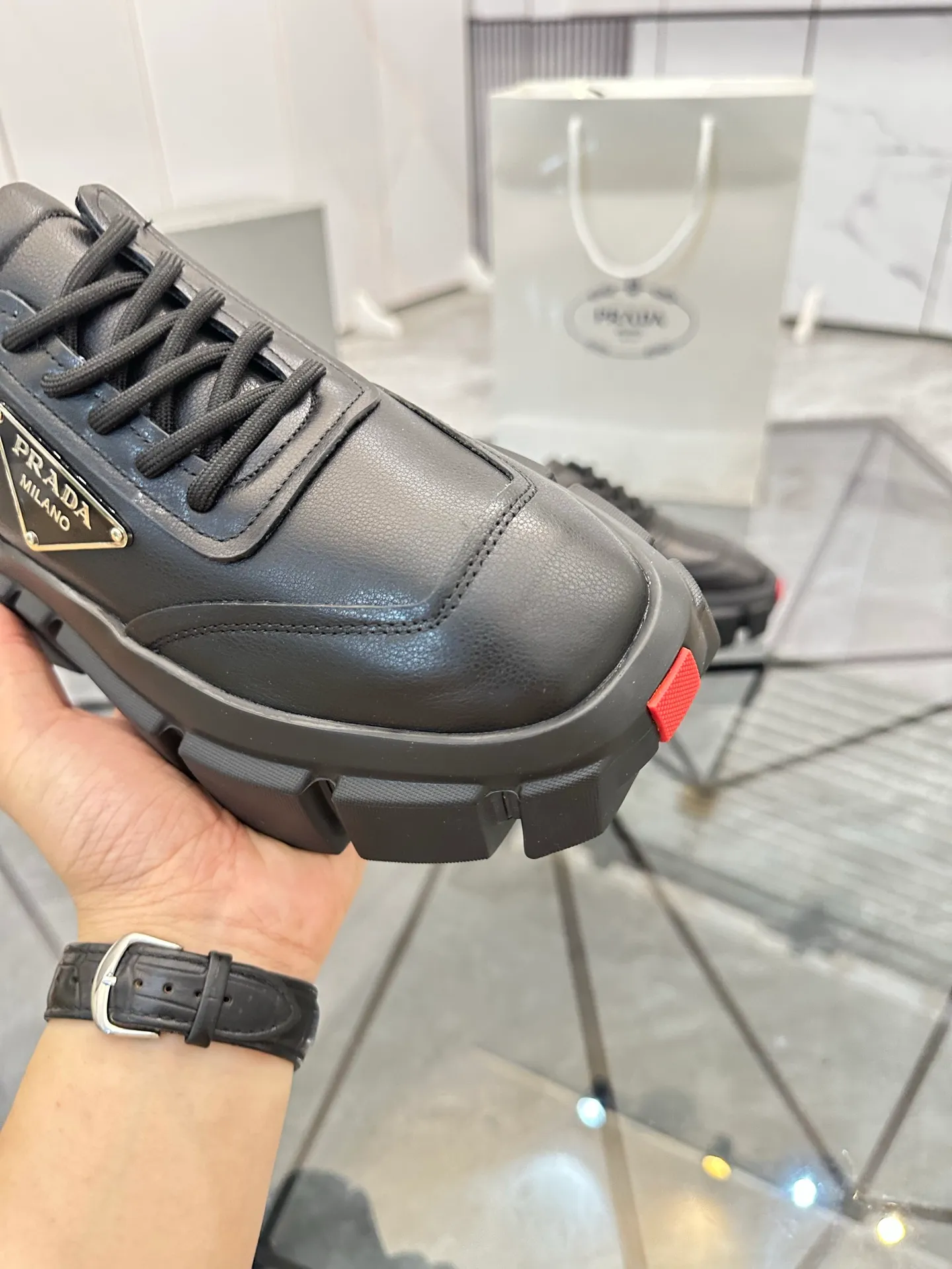 Selling men's shoes 💰: 💰P560¥ High-end top quality Product trademark: Prada * "Prada*" low-top casual shoes Regular size: 35-45 (can be customized to 46) Couple style Product material: imported first-layer cowhide leather upper, breathable lining, original outsole. No.: H201
